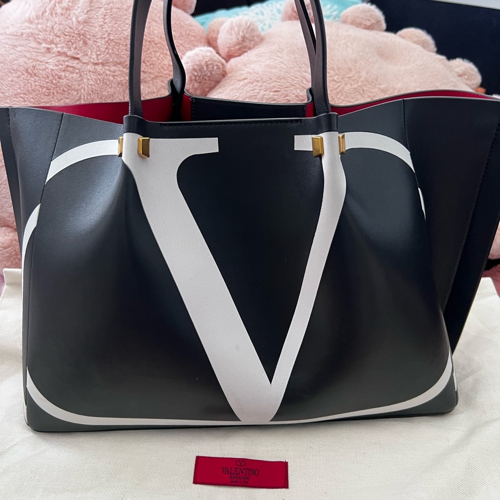 VALENTINO GARAVANI 
Nappa VLogo Medium Escape Tote Black